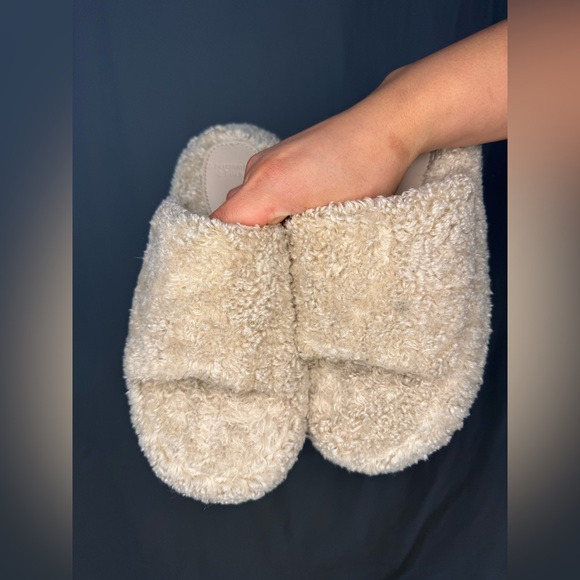 Abercrombie & Fitch Sherpa Slippers - Picture 3 of 11